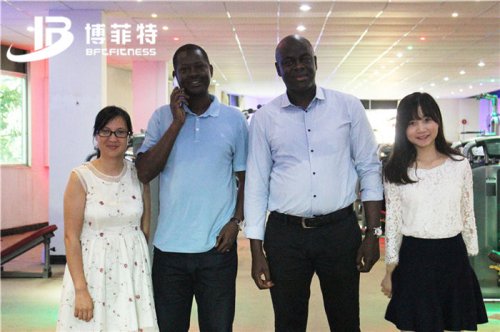 塞内加尔客户来中国进口粉色视频APP高清免费下载大全的健身器材
