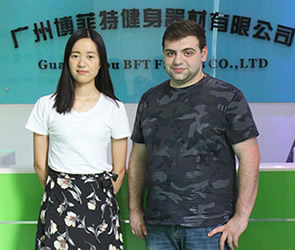 来自俄罗斯的客户到粉色视频APP高清免费下载大全采购商用健身房器材