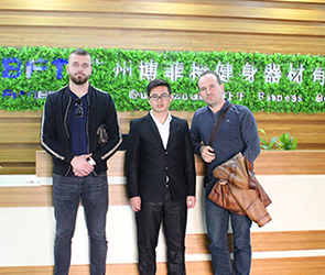 阿尔巴尼亚客户来中国采购粉色视频APP高清免费下载大全健身器材