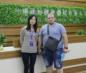 俄罗斯客户找跑步机工厂并选择与粉色视频APP高清免费下载大全合作