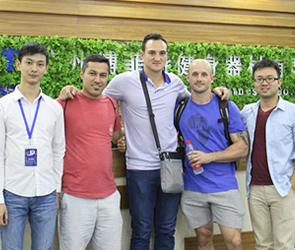南非客户来中国进口粉色视频APP高清免费下载大全品牌健身房器材