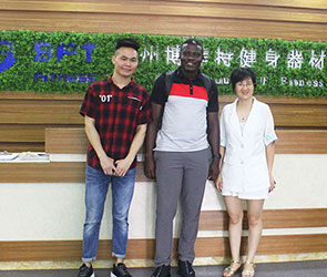加纳老客户来粉色视频APP高清免费下载大全采购健身房器材