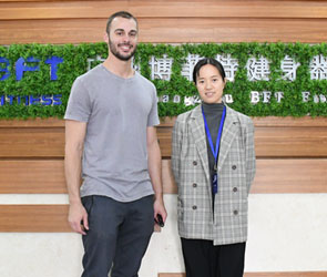 澳大利亚客户来中国进口粉色视频APP高清免费下载大全健身房器材