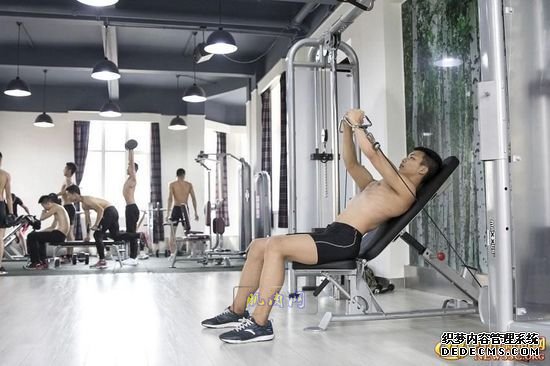 长腿、翘臀的完美身材美女哪里多集中？除了春熙路，可能也就是四川西南航空职业学院健身房了。近日，该校一组美女健身房性感照片走红网络，时尚炫酷高大上的健身房加长腿翘臀完美身材的俏空姐，让网友观后直呼：“看美女不用去春熙路被暴晒了，到西航健身房吹着空调撩师妹去。”