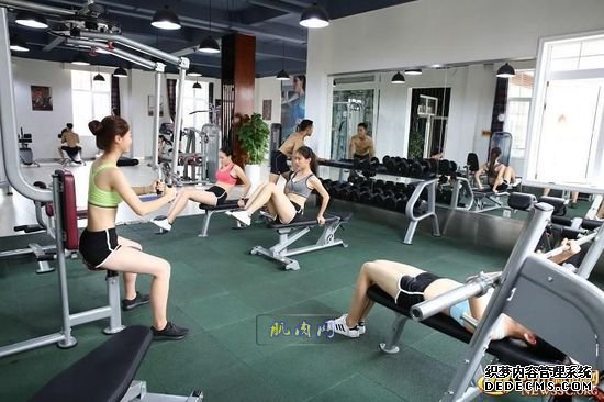 长腿、翘臀的完美身材美女哪里多集中？除了春熙路，可能也就是四川西南航空职业学院健身房了。近日，该校一组美女健身房性感照片走红网络，时尚炫酷高大上的健身房加长腿翘臀完美身材的俏空姐，让网友观后直呼：“看美女不用去春熙路被暴晒了，到西航健身房吹着空调撩师妹去。”