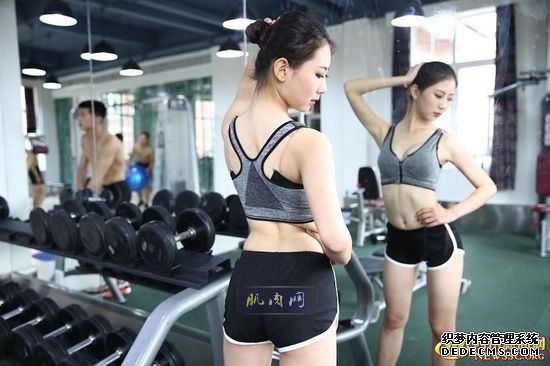长腿、翘臀的完美身材美女哪里多集中？除了春熙路，可能也就是四川西南航空职业学院健身房了。近日，该校一组美女健身房性感照片走红网络，时尚炫酷高大上的健身房加长腿翘臀完美身材的俏空姐，让网友观后直呼：“看美女不用去春熙路被暴晒了，到西航健身房吹着空调撩师妹去。”