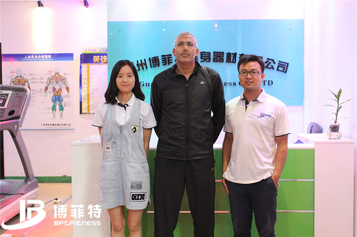 摩洛哥客户来粉色视频APP高清免费下载大全购买健身房器材,产品囊括有氧系列的跑步机,动感单车,健身车