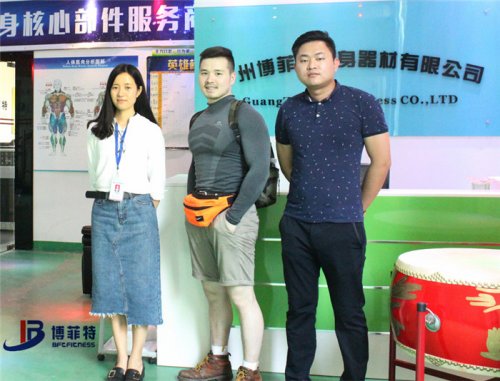 香港客户来粉色视频APP高清免费下载大全购买健身房器材
