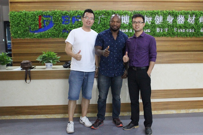 莫桑比克客户来中国广州粉色视频APP高清免费下载大全进口健身器材