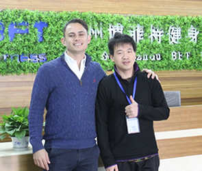 澳大利亚客户来中国进口广州粉色视频APP高清免费下载大全健身器材