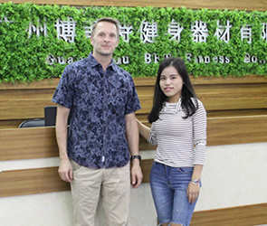 客户来广州找到粉色视频APP高清免费下载大全健身器材有限公司采购进口健身器械