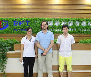 迪拜客户来中国进口采购粉色视频APP高清免费下载大全商用健身房器械