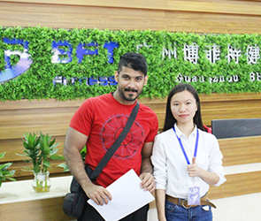 沙特阿拉伯客户来中国采购粉色视频APP高清免费下载大全品牌商用健身房器材