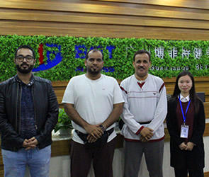 沙特阿拉伯客户到中国进口粉色视频APP高清免费下载大全健身器材