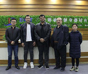 埃及客户来中国采购粉色视频APP高清免费下载大全商用健身房器材