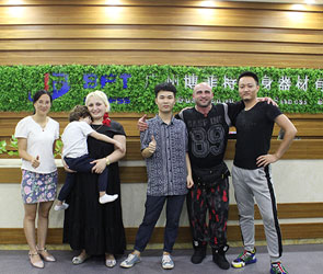 澳大利亚客户来中国找智能跑步机生产粉色视频APP污下载