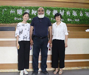 沙特客户来中国进口粉色视频APP高清免费下载大全健身器材
