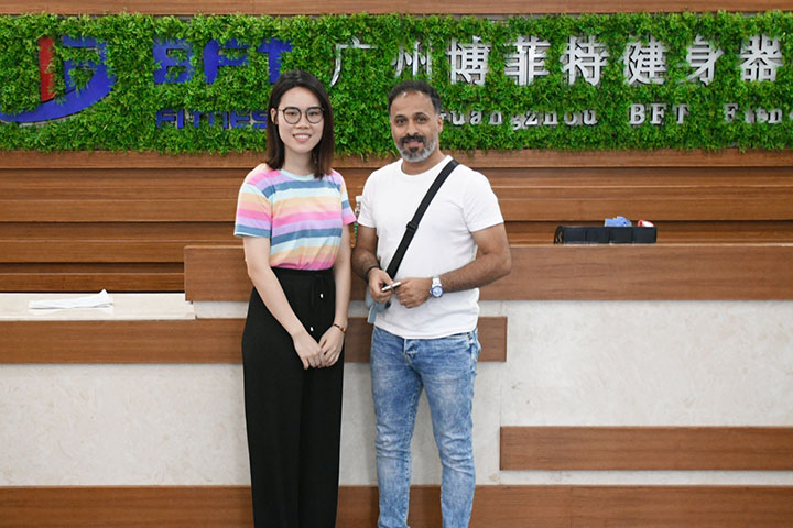 沙特阿拉伯客户采购粉色视频APP高清免费下载大全品牌健身器材