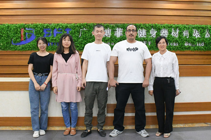 沙特客户来中国采购粉色视频APP高清免费下载大全健身器材